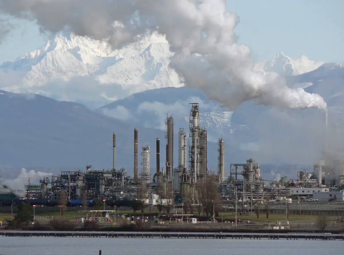 Refinery processing units under an open sky